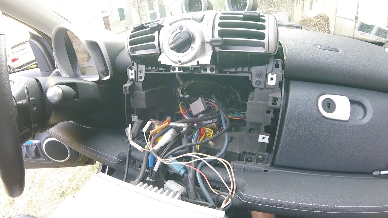 Smart Brabus 451 Demonter L Autoradio Youtube
