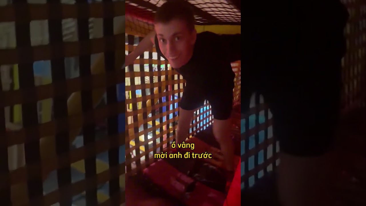 Cô gái trải qua khoảnh khắc bất ngờ ở công viên bạt nhún 😳