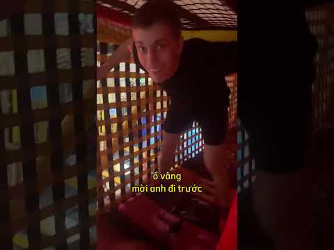 Cô gái trải qua khoảnh khắc bất ngờ ở công viên bạt nhún 😳