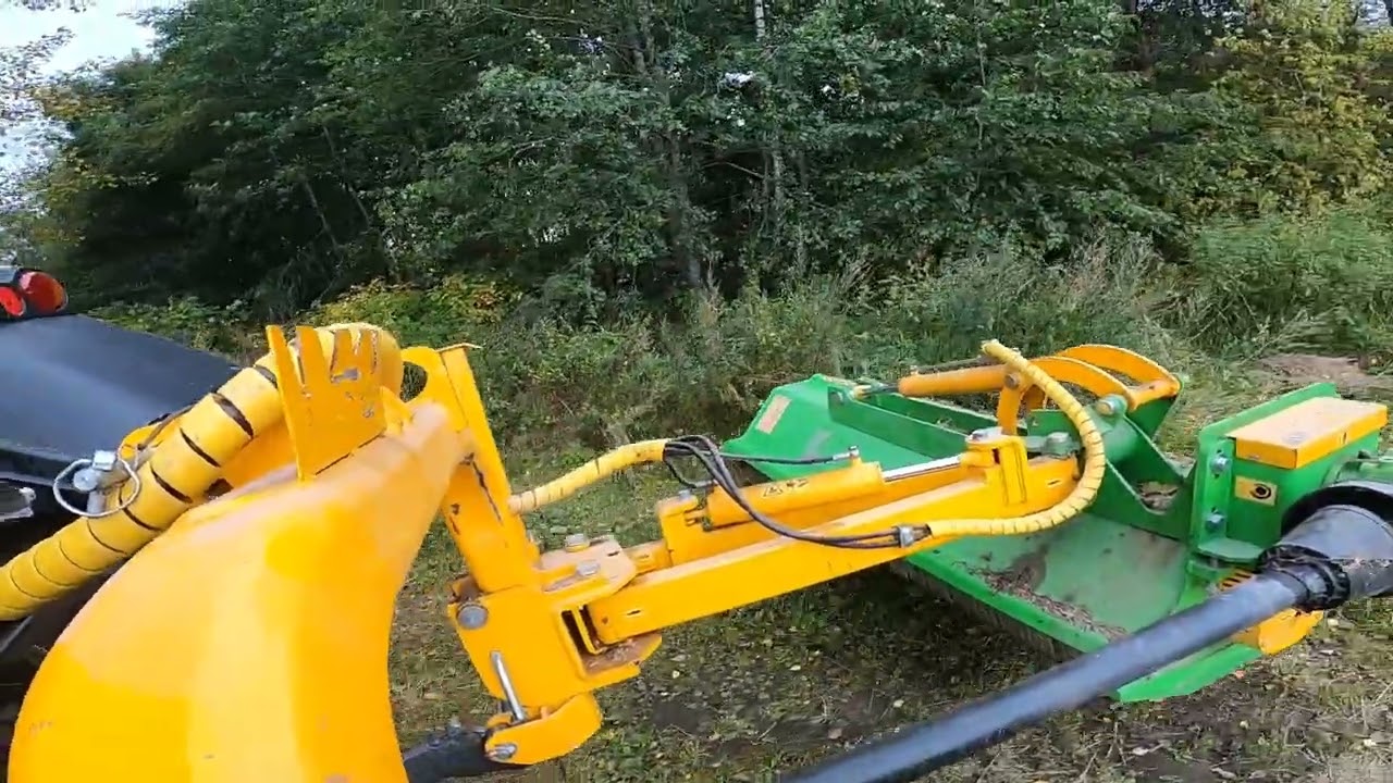 CAPE ENAX/S 220 Piennarmurskaimen kevyttä testailua pellonreunassa. Valtra N103H5 traktorina