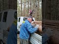 PRACA W LESIE ŁADOWANIE DREWNA NA SAMOCHÓD ZA POMOCĄ WCIĄGARKI 12V.