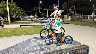 ANDANDO DE BIKE E SKATE COM MEU IRMÃO