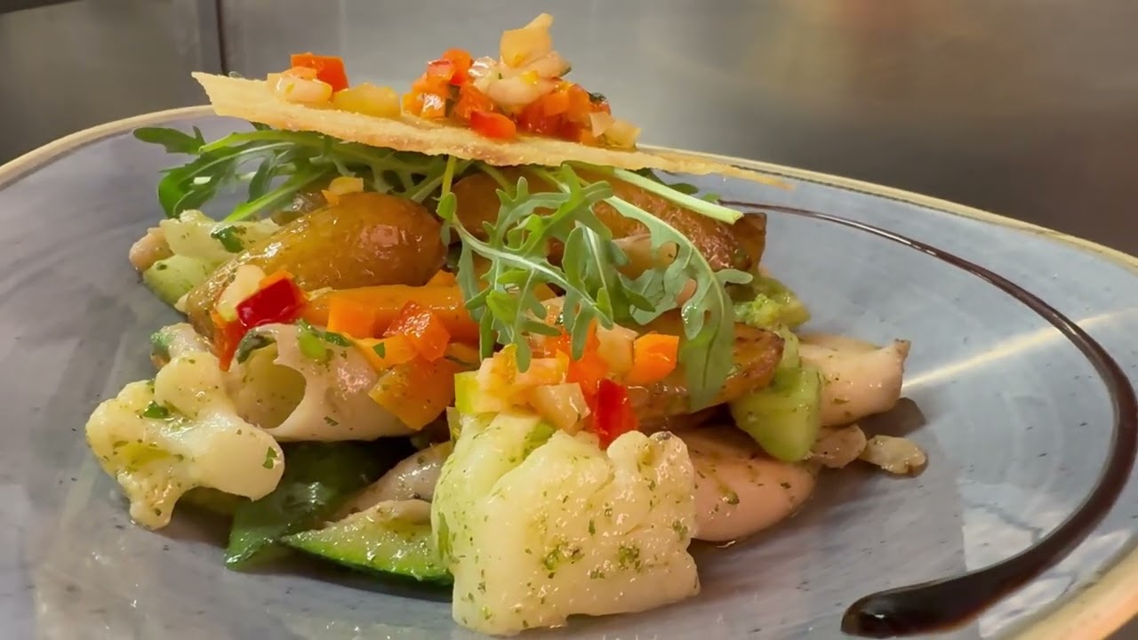 CALAMARS À LA PERSILLADE POMMES GRENAILLES ET LÉGUMES DU MOMENT