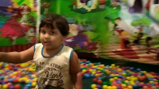 Adek Main Mandi Bola Sendiri Aja