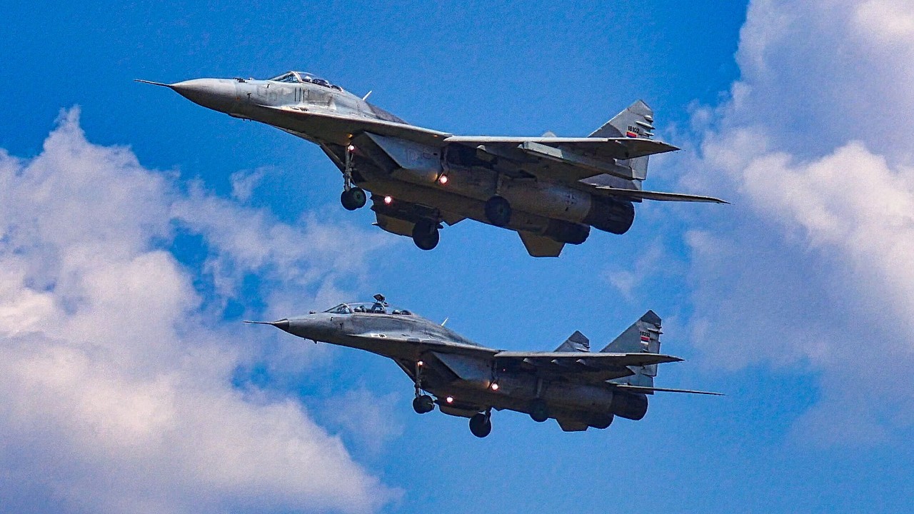 Serbia Air Force MiG-29 CRAZY ACTION - DOGFIGHT, Formation Landing, Low