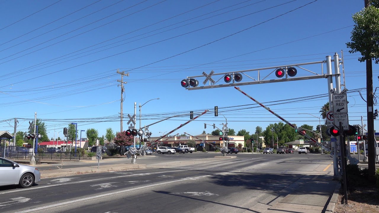 florin-perkins-rd-railroad-crossing-sacrt-gold-line-inbound