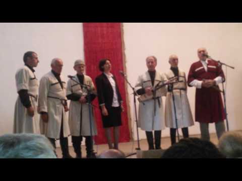 ნაფიჩხოვოს კულტურის სახლთან არსებული ანსაბლი //