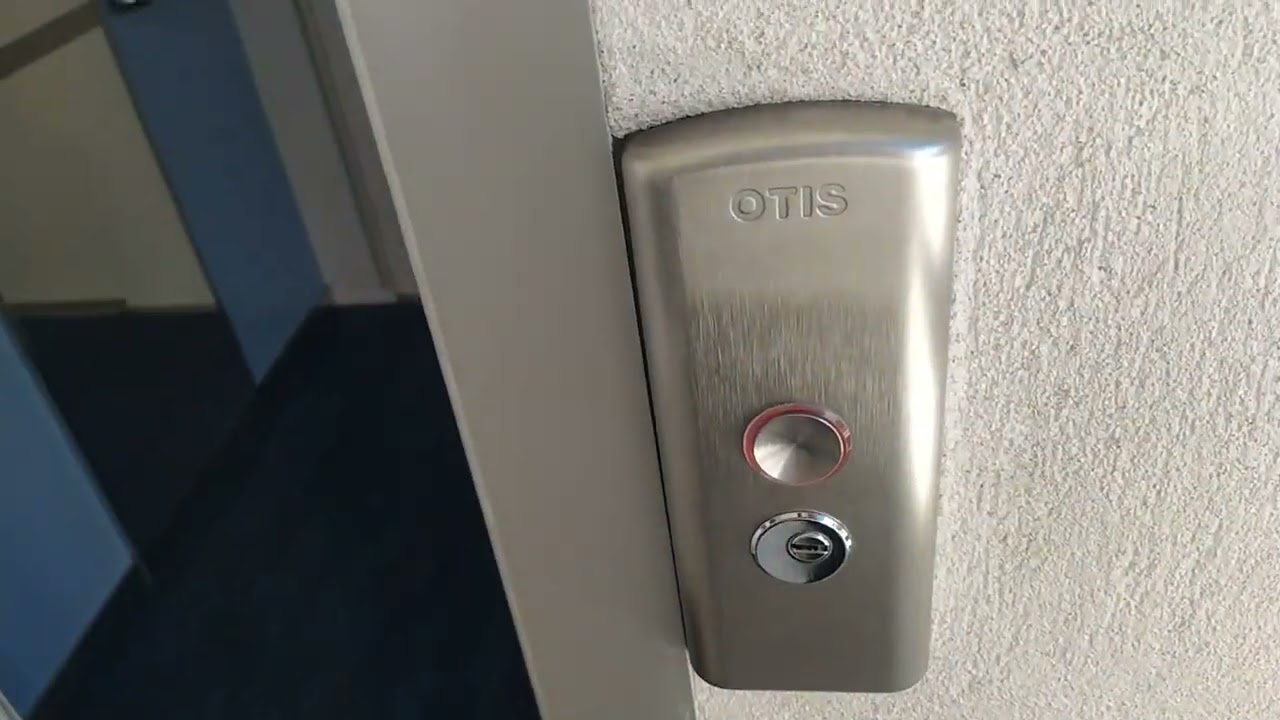 Ascenseur OTIS GeN2 de 2010 @ La Ciotat, Bouches-du-Rhône, PACA, France.