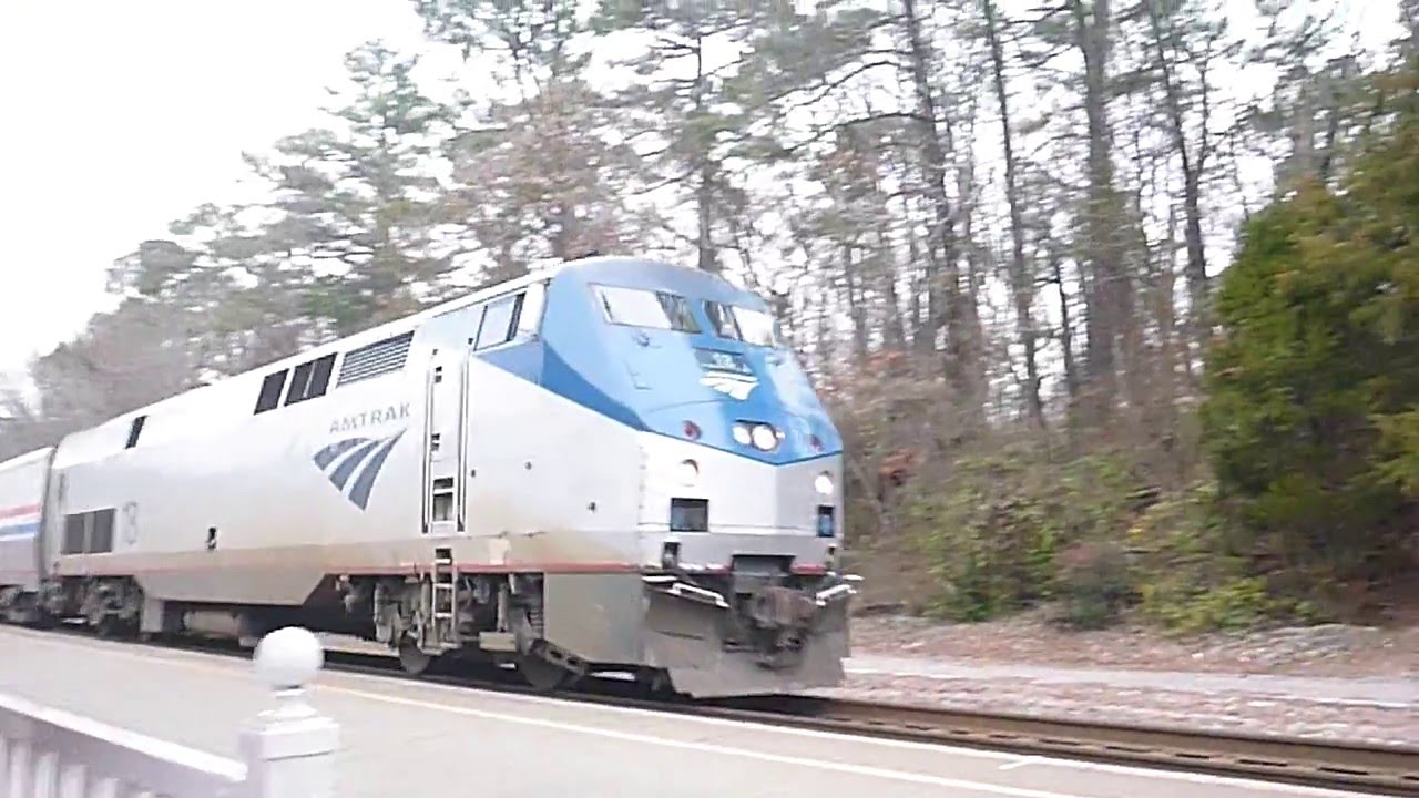 Amtrak train pulls into Williamsburg station YouTube