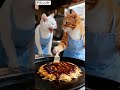 Duo Laughing Cats: Chaos Okonomiyaki di Dapur Jalanan Jepang#DuoCats#Okonomiyaki#CatChef#FunnyCats
