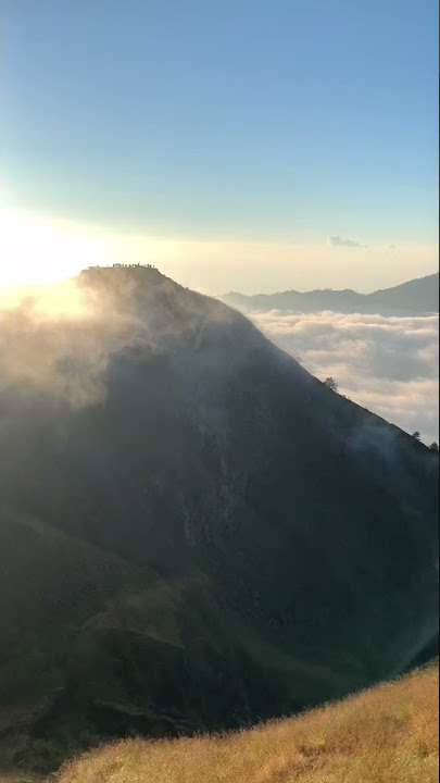 SUMPAH VIEWNYA KEREN BANGET AWAN DIATAS GUNUNG COCOK BUAT STORY WA IG
