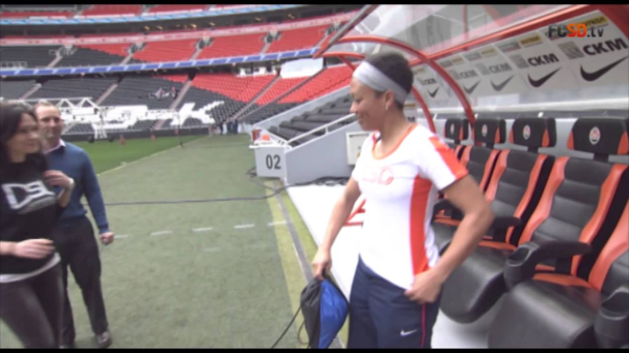 україна має талант Angela Hucles enjoy is Donbass Arena