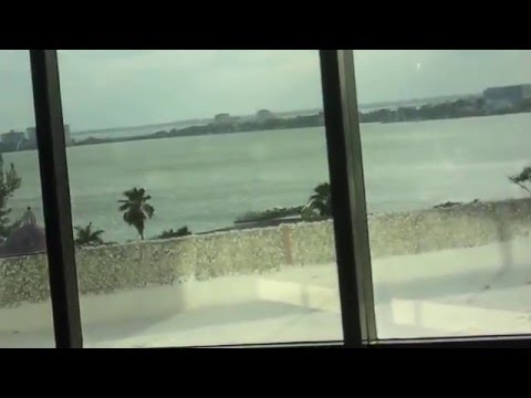 Le gritan ‘parásito’ a Calderón en conferencia en Cancún