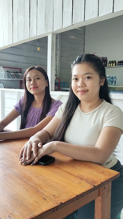 Elsa & Nella lagi duduk