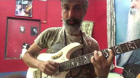 PICK LIKE A PRO  ! KILLER ALTERNATE PICKING RUNS FORM THE GREAT JOHN MCLAUGHLIN !