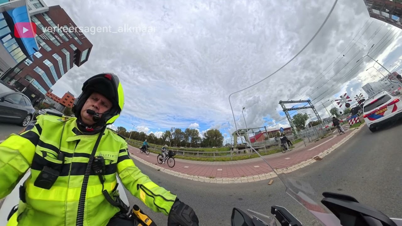 Verkeersagent Alkmaar Emiel maakt filmpje voor Het Waagstuk Alkmaar