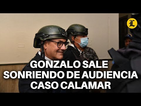 GONZALO SALE SALUDANDO Y SONRIENDO DE AUDIENCIA DEL CASO CALAMAR