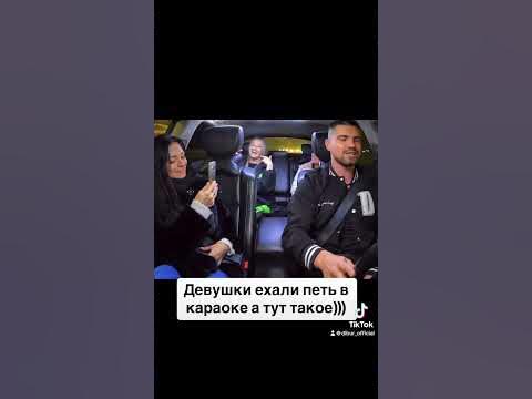 читает рэп в такси