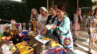 картинка: дар нохия ҷиҳати муарраифии либоси атлас, адрас, чакан, алоча ва дигар либосҳои миллӣ аксияи гардид.