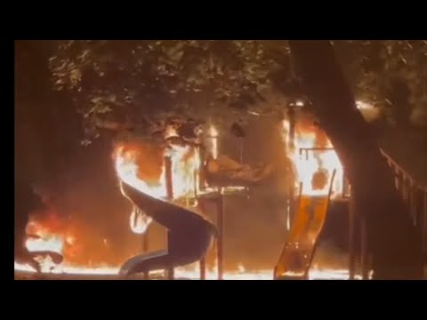 Loc de joacă transformat în cenușă! Incendiul anunțat la ora 23...si lichidat abia spre ora 01.00..