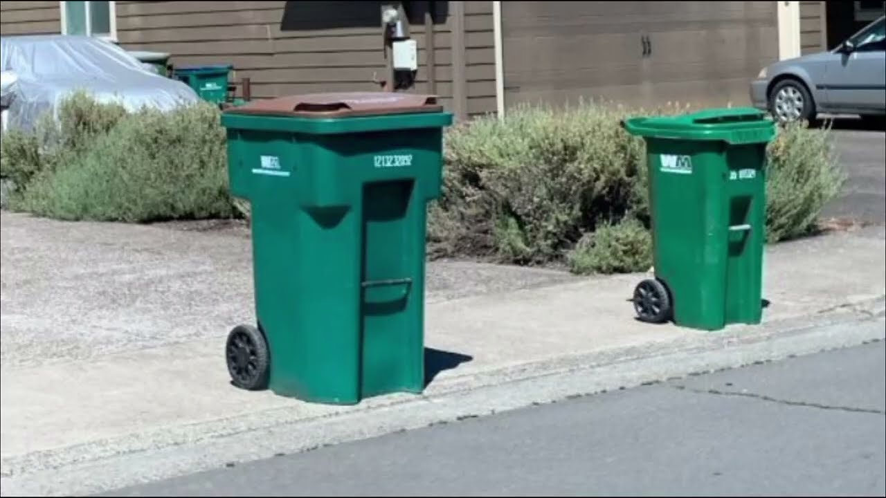 WM Newberg Oregon - Pictures Of Carts And Dumpsters I Took ( Part 1 )