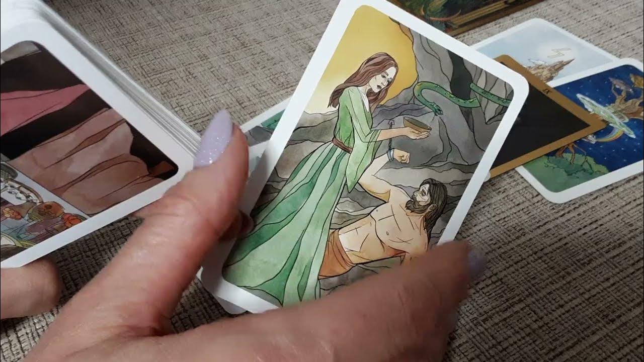 Таро что с ним происходит. Треугольник искусств расклад таро. гадание таро ватсап.