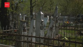 Городские депутаты убрались на Троицком кладбище