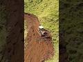 急斜面の山に道を切り開くア찔な作業