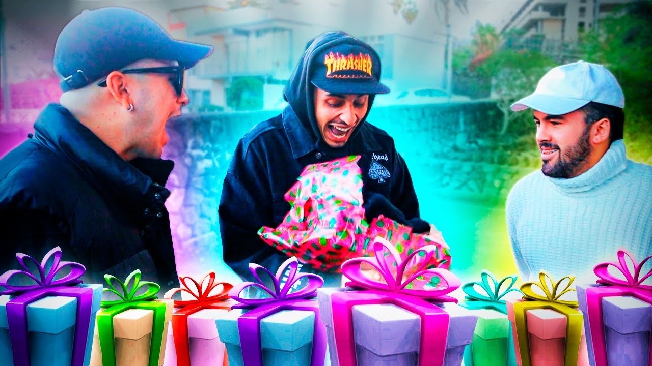 ESCONDIENDO REGALOS POR LA CIUDAD | Unpolloclaro