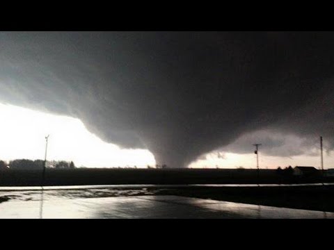 Fuerte tornado toca tierra en Rochelle, Illinois