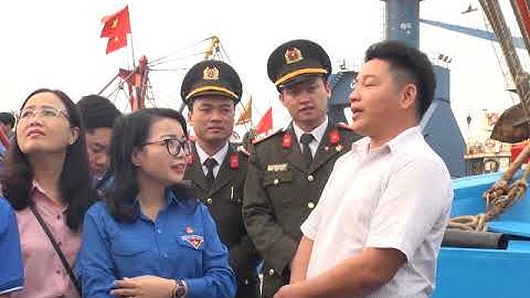 Nghệ An tặng 500 cờ Tổ quốc cho ngư dân vươn khơi, bám biển