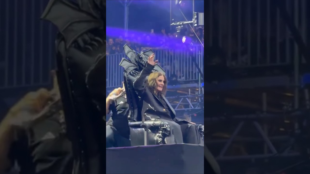 Ozzy Osbourne entrando no palco pela última vez no show de despedida😭😭😭🙏🏻✨️🖤✨️