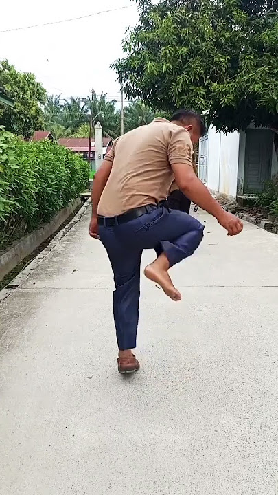 Bule lempar sepatu ke parit
