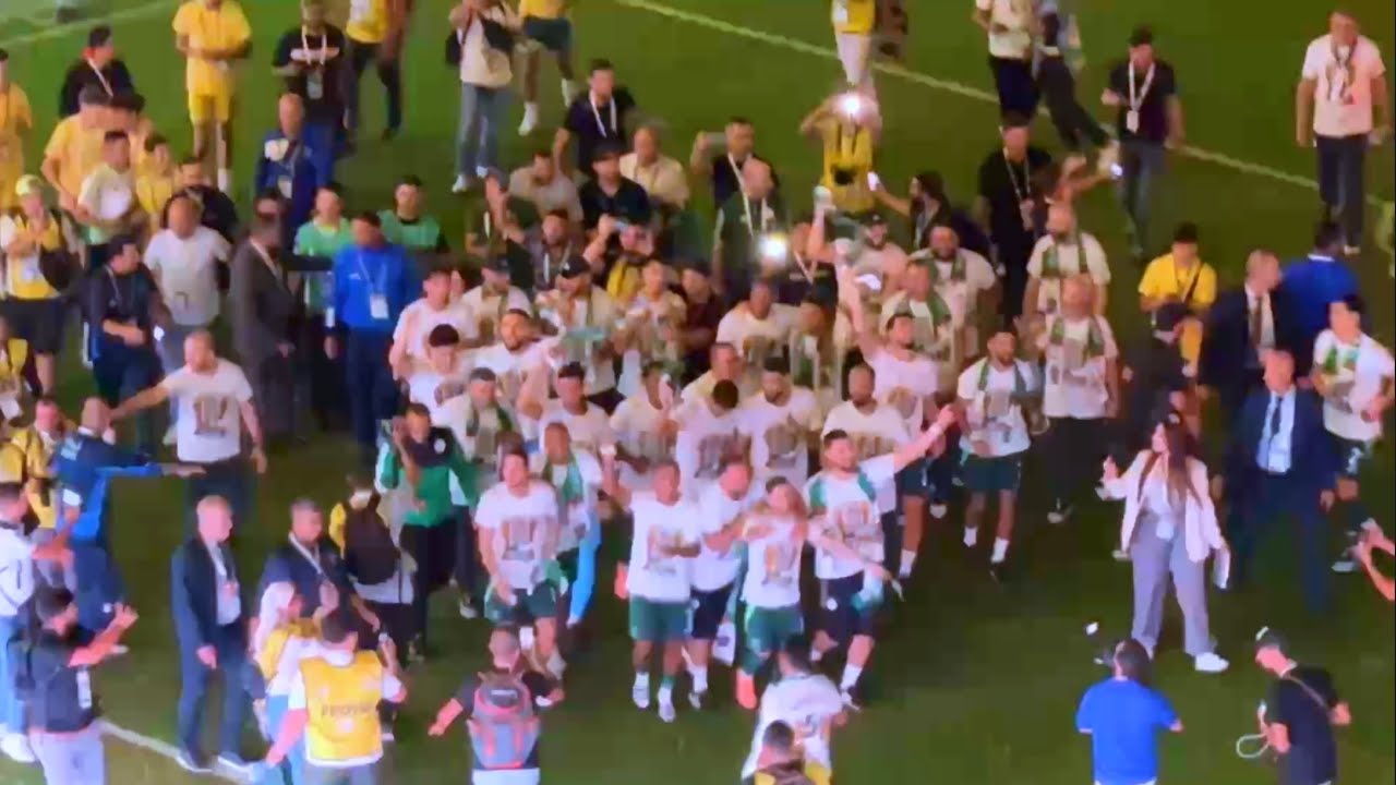 اللاعبون يحتفلون مع الأنصار بعد مباراة الجزائر 2 أوغندا 1