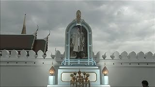 โปรดเกล้าฯจัดซุ้มพระบรมฉายาลักษณ์ ร.๙  ริมกำแพงพระบรมมหาราชวัง ให้ ปชช.ร่วมถวายความอาลัย