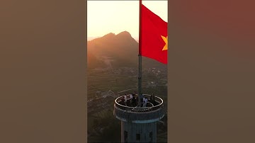 Cột cờ lũng cú - dấu ấn thiêng liêng nơi địa đầu Tổ quốc, cách điểm cực Bắc Việt Nam 3,3km.