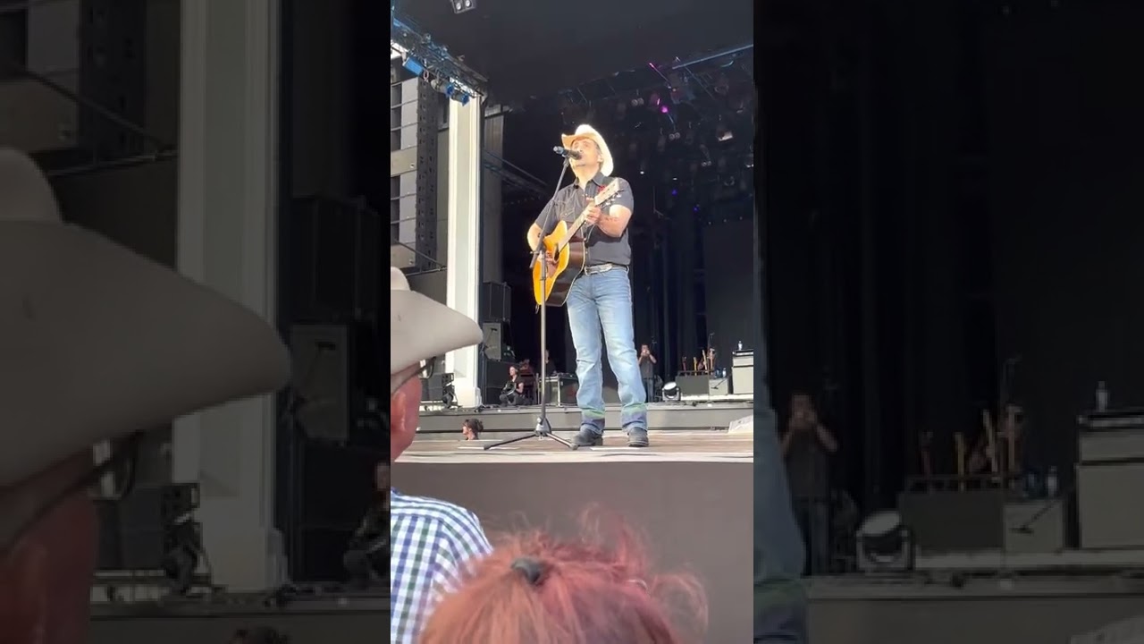 Brad Paisley sign’s Malin Strand’s Guitar in Gothenburg Sweden 🇸🇪