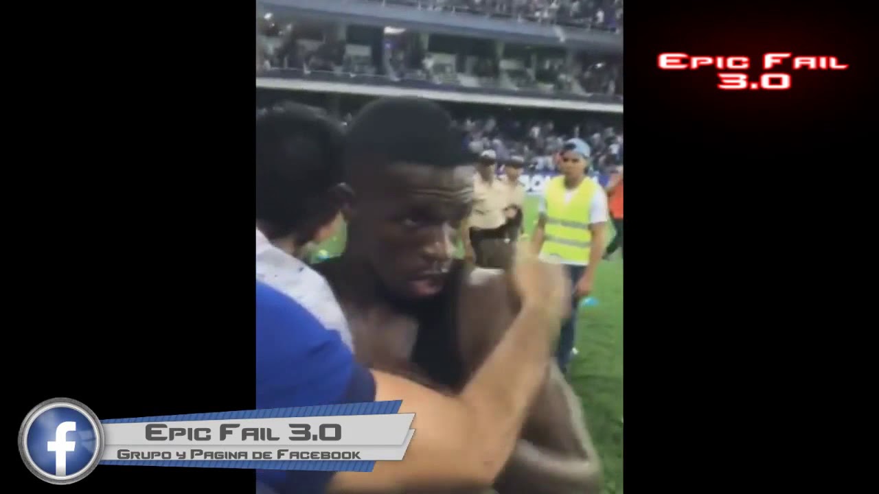 HINCHAS DE EMELEC SE TOMAN FOTOS CON EL QUE LES HIZO LOS 2 GOLES