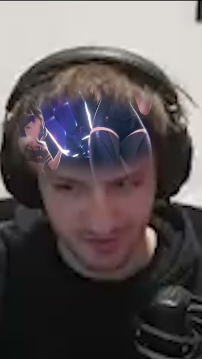 League pro tries Dota 2 moment