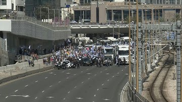 Israelis block major Tel Aviv highway amid judicial reform protests | AFP