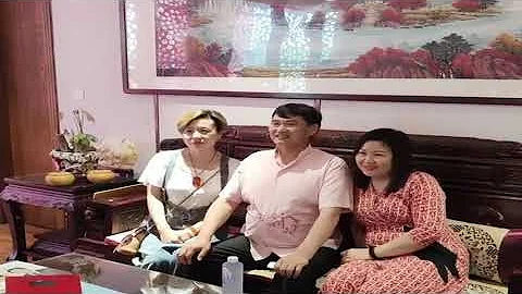 大衣哥陪着两位女粉丝合影，坐姿亮了，网友：像个大老板！ - 天天要闻