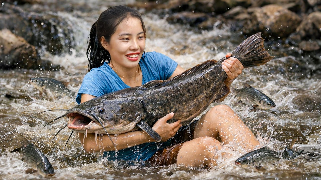 After the Rain, Catching a Big School of Fish with My Kids | Market Day and Feeding Animal