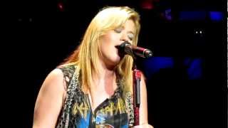 Kelly Clarkson covering Cold Desert by Kings of Leon in Mansfield, MA