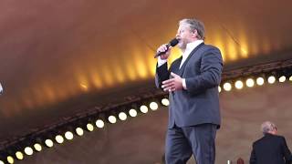 Stig Rossen synger EN VERDEN AF LIV (Olinerne)