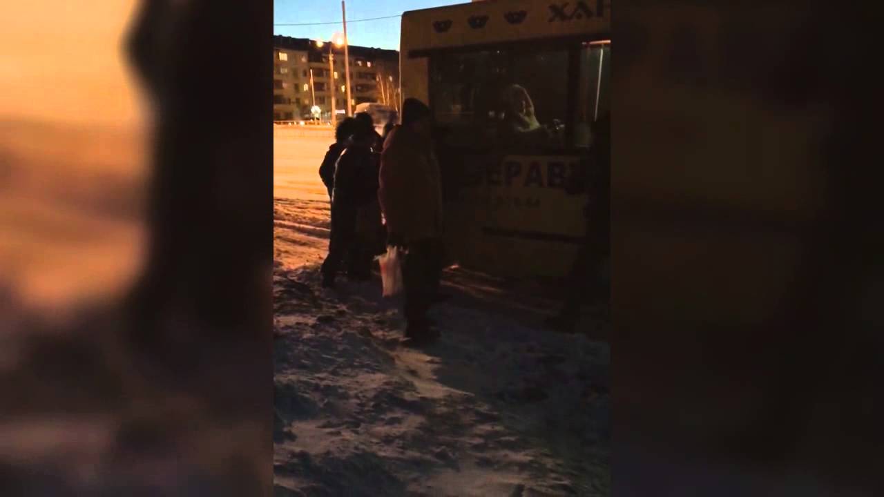 Девушки толкают застрявший автомобиль