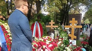 сын заплакал на могиле родителей 😔 Похороны Глеба Панфилова / Новодевичье кладбище 30.08.2023