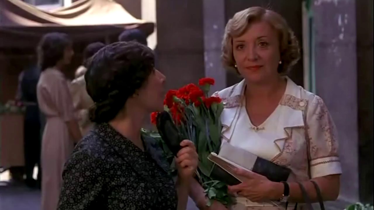 Las bicicletas son para el verano Doña Dolores y Doña Antonia compran en el mercado YouTube