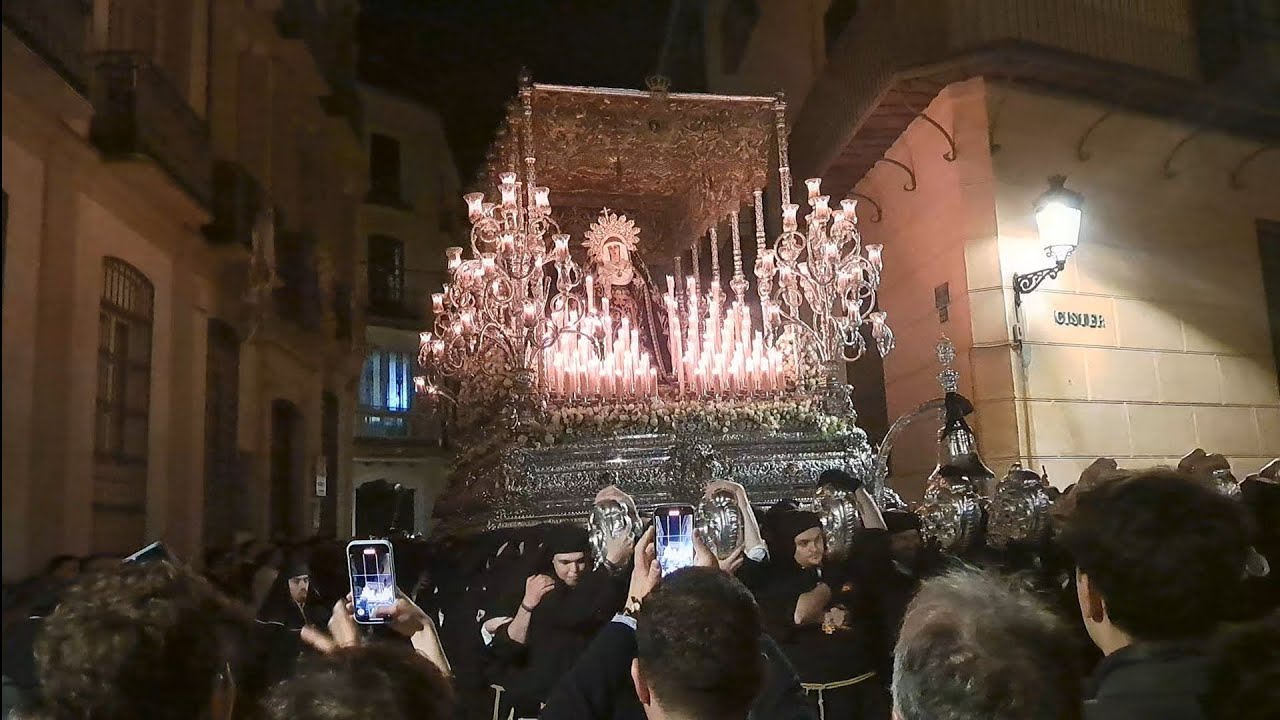 SOLEDAD SEPULCRO CURVA CALLE  SAN AGUSTÍN CON CISTER. SEMANA SANTA MÁLAGA 2025.