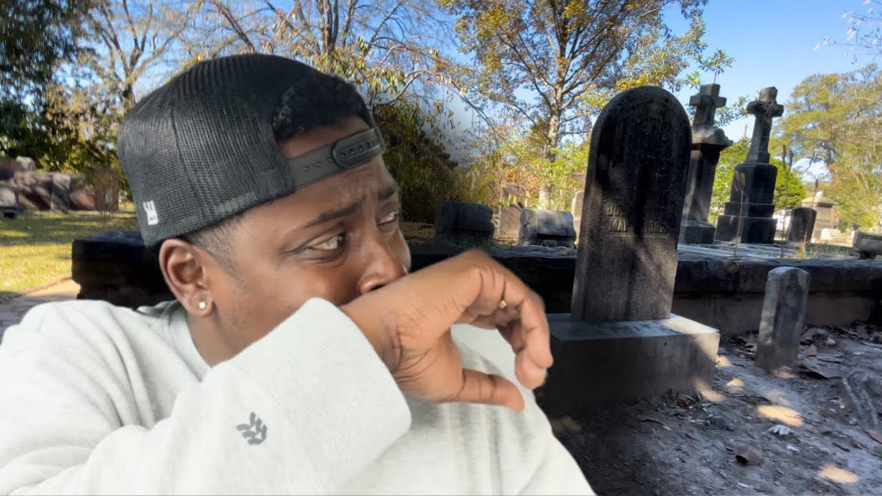 Мне угрожала темная фигура на этом кладбище