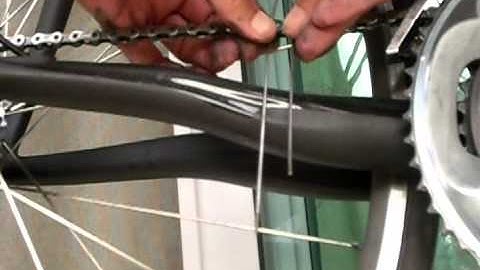 Remove a SRAM black power lock from a 10 speed chain